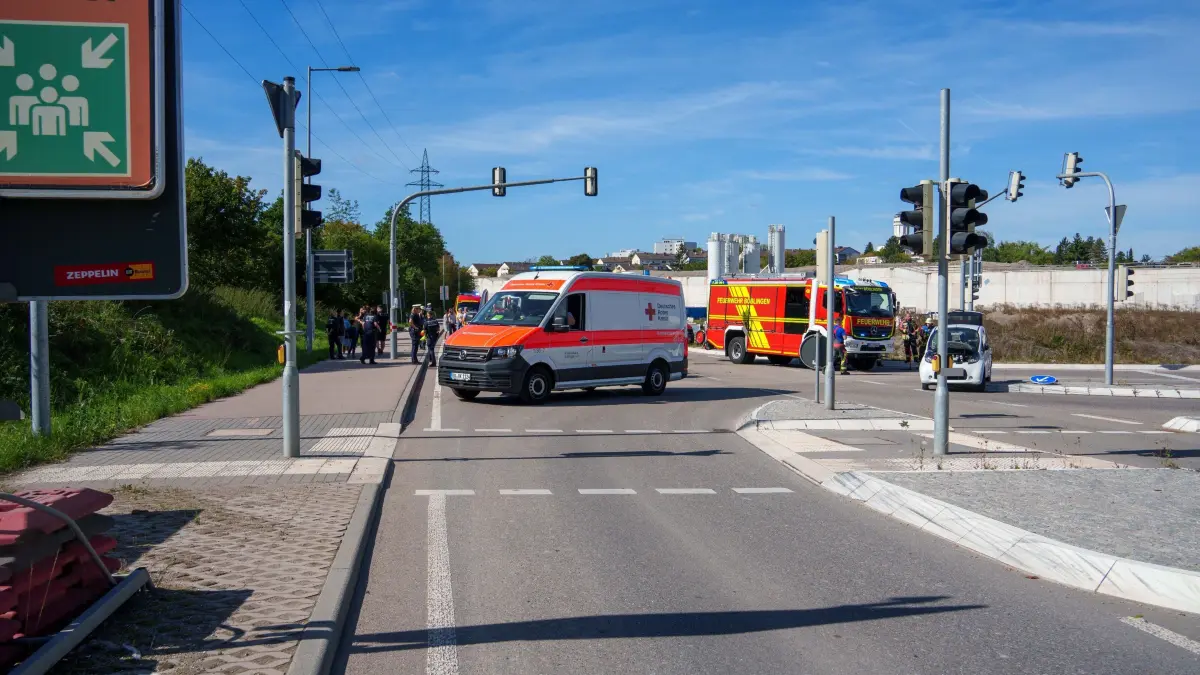 Beoblingen: Bei Rot ueber die Amel - zwei Rettungshubschrauber im Einsatz:
Am Samstagvormittag kam es auf der Leibnizstrasse in Boeblingen zu einem Verkehrsunfall mit zwei beteiligten Fahrzeugen.<br />
<br />
Nach ersten Informationen der Polizei wollte ein weisser Pkw aus Richtung Boeblingen kommend im Kreuzungsbereich nach links in Richtung Sindelfingen abbiegen. Zeitgleich befuhr ein Mercedes die Leibnizstrasse aus Richtung Sindelfingen beziehungsweise Autobahn kommend. Im Kreuzungsbereich kam es zur Kollision der beiden Fahrzeuge.<br />
<br />
Aufgrund der ersten Notrufmeldung, wonach von mehreren schwer verletzten Personen ausgegangen werden musste, wurde ein umfangreiches Aufgebot an Rettungskraeften alarmiert. Unter anderem kamen zwei Rettungshubschrauber zum Einsatz. Auch die Feuerwehr Boeblingen rueckte mit einem groesseren Kraefteaufgebot zur Unfallstelle aus.<br />
<br />
Nach derzeitigem Kenntnisstand wurden bei dem Unfall insgesamt drei Personen verletzt. Nach ersten Einschaetzungen sollen die Verletzungen entgegen der urspruenglichen Meldung ueberwiegend leichterer Art gewesen sein. Zwei Verletzte wurden mit den beiden Rettungshubschraubern zur weiteren medizinischen Behandlung in umliegende Kliniken geflogen.<br />
<br />
Der Kreuzungsbereich musste waehrend der Rettungs- und Bergungsarbeiten fuer laengere Zeit vollstaendig gesperrt werden. Dadurch kam es zu Verkehrsbehinderungen.<br />
<br />
Die Polizei hat die Ermittlungen aufgenommen. Gegenstand der Ermittlungen ist insbesondere der genaue Unfallhergang und die Frage, wie es zur Kollision der beiden Fahrzeuge kommen konnte.