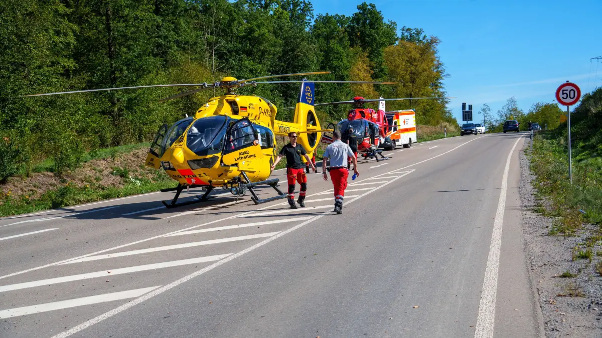 Unfall in Böblingen Am Samstagvormittag kam es auf der Leibnizstrasse in Boeblingen zu einem Verkehrsunfall mit zwei beteiligten Fahrzeugen.<br /><br />Nach ersten Informationen der Polizei wollte ein weisser Pkw aus Richtung Boeblingen kommend im Kreuzungsbereich nach links in Richtung Sindelfingen abbiegen. Zeitgleich befuhr ein Mercedes die Leibnizstrasse aus Richtung Sindelfingen beziehungsweise Autobahn kommend. Im Kreuzungsbereich kam es zur Kollision der beiden Fahrzeuge.<br /><br />Aufgrund der ersten Notrufmeldung, wonach von mehreren schwer verletzten Personen ausgegangen werden musste, wurde ein umfangreiches Aufgebot an Rettungskraeften alarmiert. Unter anderem kamen zwei Rettungshubschrauber zum Einsatz. Auch die Feuerwehr Boeblingen rueckte mit einem groesseren Kraefteaufgebot zur Unfallstelle aus.<br /><br />Nach derzeitigem Kenntnisstand wurden bei dem Unfall insgesamt drei Personen verletzt. Nach ersten Einschaetzungen sollen die Verletzungen entgegen der urspruenglichen Meldung ueberwiegend leichterer Art gewesen sein. Zwei Verletzte wurden mit den beiden Rettungshubschraubern zur weiteren medizinischen Behandlung in umliegende Kliniken geflogen.<br /><br />Der Kreuzungsbereich musste waehrend der Rettungs- und Bergungsarbeiten fuer laengere Zeit vollstaendig gesperrt werden. Dadurch kam es zu Verkehrsbehinderungen.<br /><br />Die Polizei hat die Ermittlungen aufgenommen. Gegenstand der Ermittlungen ist insbesondere der genaue Unfallhergang und die Frage, wie es zur Kollision der beiden Fahrzeuge kommen konnte.