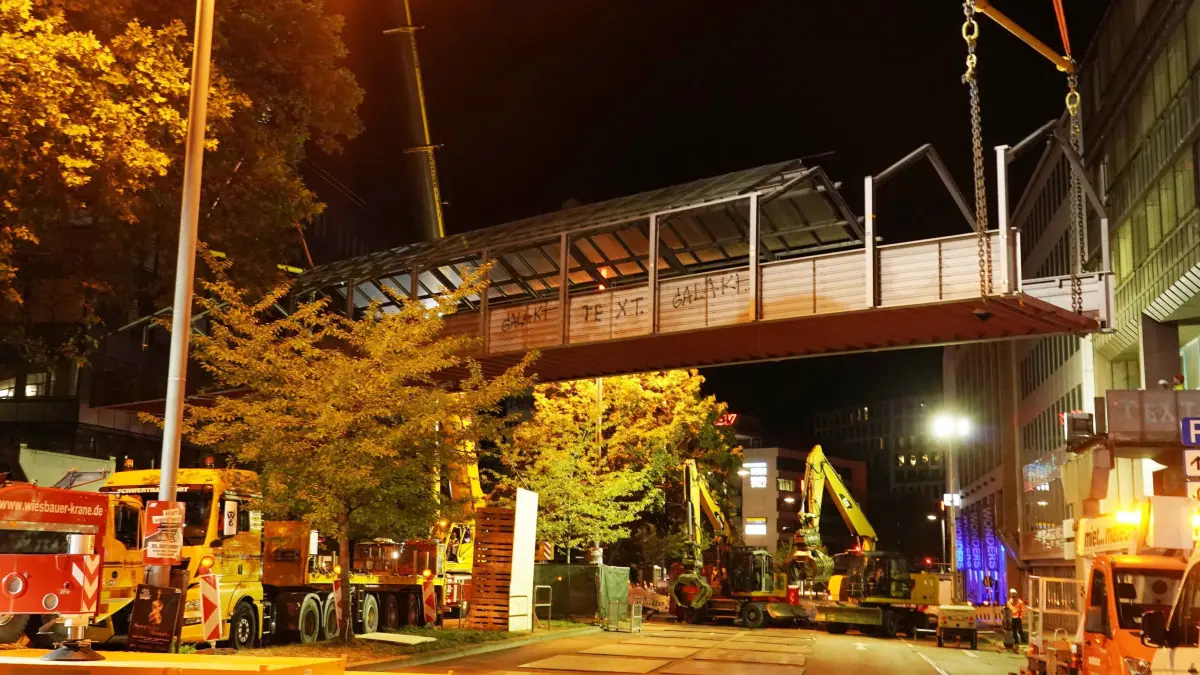 Brueckenabriss: Stuttgart Brueckenabgriss Friedrichstrasse die gut 50 Tonnen schwere Bruecke und gut ueber 50 Lang ist in die Jahre gekommen Sie wird abgrissen weil auch die Gebaeude wegkommen. Die Firma Wiesbauer ist heute im Grosseinsatz. Um 3.17 Uhr schwebte die Bruecke. Foto Andreas Rosar Fotoagentur-Stuttgart 19.09.2026