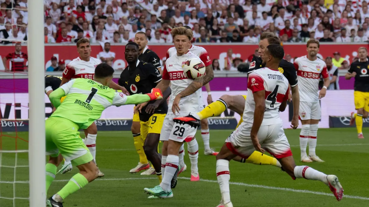 VfB Stuttgart - Borussia Dortmund: 19.09.2026: Fußball: VfB Stuttgart - Borussia Dortmund, 4. Spieltag der 1. Bundesliga in der MHP Arena Faustabwehr Fabian Bredlow VfB Stuttgart, 1 nach Ecke WICHTIGER HINWEIS: Gemäß den Vorgaben der DFL und des DFB ist es untersagt, in dem Stadion und/oder vom Spiel angefertigte Fotoaufnahmen in Form von Sequenzbildern und/oder videoähnlichen Fotostrecken zu verwerten bzw. verwerten zu lassen. *** September 19, 2026: Soccer VfB Stuttgart vs. Borussia Dortmund, Matchday 4 of the Bundesliga 1 at the MHP Arena Fabian Bredlow VfB Stuttgart makes a fist save 1 after a corner IMPORTANT NOTE: In accordance with DFL and DFB regulations, it is prohibited to use or allow the use of photographs taken in the stadium and/or during the game in the form of sequential images and/or video-like photo series. Copyright: xJamesxZabelx