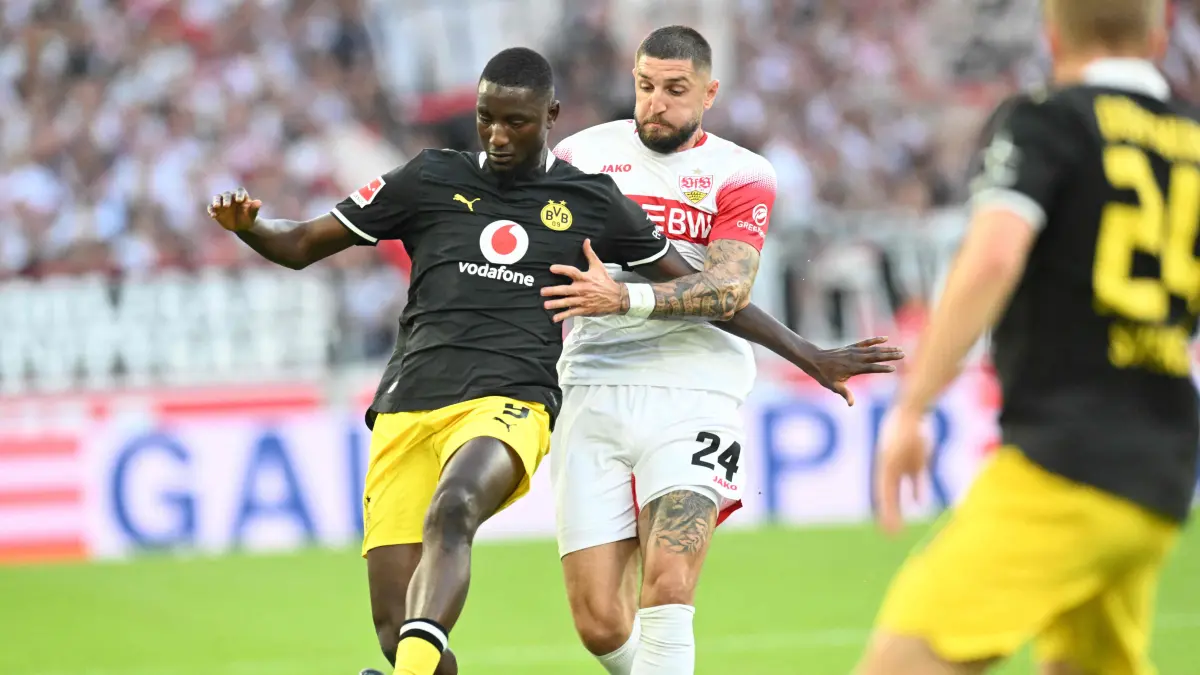 FBL-GER-BUNDESLIGA-STUTTGART-DORTMUND: Dortmund's Guinean forward #09 Serhou Guirassy (L) and Stuttgart's German defender #24 Jeff Chabot vie for the ball during the German first division Bundesliga football match between VfB Stuttgart and Borussia Dortmund in Stuttgart on September 19, 2026. (Photo by THOMAS KIENZLE / AFP) / DFL REGULATIONS PROHIBIT ANY USE OF PHOTOGRAPHS AS IMAGE SEQUENCES AND/OR QUASI-VIDEO
