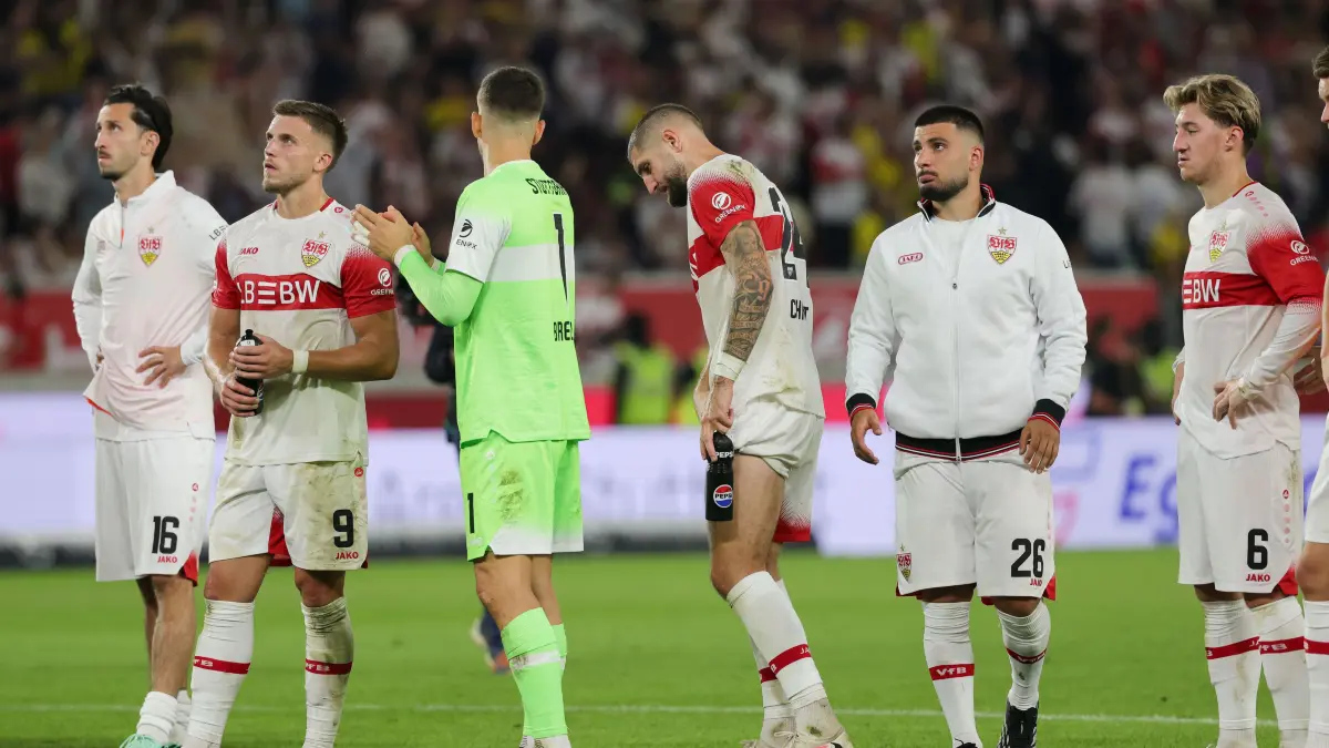 Fußball VfB Stuttgart vs. Borussia Dortmund : BAU // 19.09.2026, Deutschland, Stuttgart, Fußball Bundesliga,
VfB Stuttgart vs. Borussia Dortmund, Atakan Karazor (VfB) / Ermedin Demirovic (VfB) / Fabian Bredlow (VfB) / Jeff Chabot (VfB) / Deniz Undav (VfB) / Angelo Stiller (VfB)