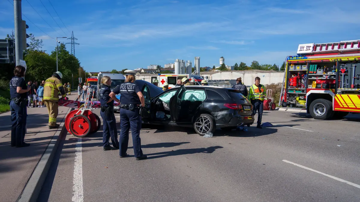 Unfall in Böblingen Am Samstagvormittag kam es auf der Leibnizstrasse in Boeblingen zu einem Verkehrsunfall mit zwei beteiligten Fahrzeugen.<br /><br />Nach ersten Informationen der Polizei wollte ein weisser Pkw aus Richtung Boeblingen kommend im Kreuzungsbereich nach links in Richtung Sindelfingen abbiegen. Zeitgleich befuhr ein Mercedes die Leibnizstrasse aus Richtung Sindelfingen beziehungsweise Autobahn kommend. Im Kreuzungsbereich kam es zur Kollision der beiden Fahrzeuge.<br /><br />Aufgrund der ersten Notrufmeldung, wonach von mehreren schwer verletzten Personen ausgegangen werden musste, wurde ein umfangreiches Aufgebot an Rettungskraeften alarmiert. Unter anderem kamen zwei Rettungshubschrauber zum Einsatz. Auch die Feuerwehr Boeblingen rueckte mit einem groesseren Kraefteaufgebot zur Unfallstelle aus.<br /><br />Nach derzeitigem Kenntnisstand wurden bei dem Unfall insgesamt drei Personen verletzt. Nach ersten Einschaetzungen sollen die Verletzungen entgegen der urspruenglichen Meldung ueberwiegend leichterer Art gewesen sein. Zwei Verletzte wurden mit den beiden Rettungshubschraubern zur weiteren medizinischen Behandlung in umliegende Kliniken geflogen.<br /><br />Der Kreuzungsbereich musste waehrend der Rettungs- und Bergungsarbeiten fuer laengere Zeit vollstaendig gesperrt werden. Dadurch kam es zu Verkehrsbehinderungen.<br /><br />Die Polizei hat die Ermittlungen aufgenommen. Gegenstand der Ermittlungen ist insbesondere der genaue Unfallhergang und die Frage, wie es zur Kollision der beiden Fahrzeuge kommen konnte.