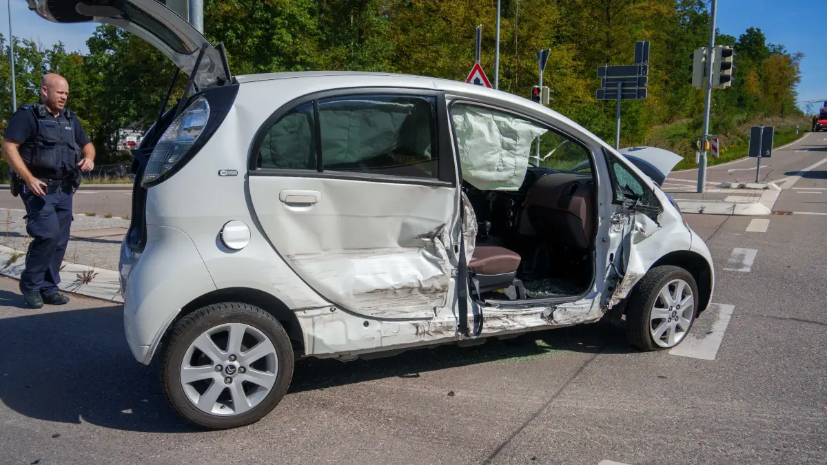 Unfall in Böblingen Am Samstagvormittag kam es auf der Leibnizstrasse in Boeblingen zu einem Verkehrsunfall mit zwei beteiligten Fahrzeugen.<br /><br />Nach ersten Informationen der Polizei wollte ein weisser Pkw aus Richtung Boeblingen kommend im Kreuzungsbereich nach links in Richtung Sindelfingen abbiegen. Zeitgleich befuhr ein Mercedes die Leibnizstrasse aus Richtung Sindelfingen beziehungsweise Autobahn kommend. Im Kreuzungsbereich kam es zur Kollision der beiden Fahrzeuge.<br /><br />Aufgrund der ersten Notrufmeldung, wonach von mehreren schwer verletzten Personen ausgegangen werden musste, wurde ein umfangreiches Aufgebot an Rettungskraeften alarmiert. Unter anderem kamen zwei Rettungshubschrauber zum Einsatz. Auch die Feuerwehr Boeblingen rueckte mit einem groesseren Kraefteaufgebot zur Unfallstelle aus.<br /><br />Nach derzeitigem Kenntnisstand wurden bei dem Unfall insgesamt drei Personen verletzt. Nach ersten Einschaetzungen sollen die Verletzungen entgegen der urspruenglichen Meldung ueberwiegend leichterer Art gewesen sein. Zwei Verletzte wurden mit den beiden Rettungshubschraubern zur weiteren medizinischen Behandlung in umliegende Kliniken geflogen.<br /><br />Der Kreuzungsbereich musste waehrend der Rettungs- und Bergungsarbeiten fuer laengere Zeit vollstaendig gesperrt werden. Dadurch kam es zu Verkehrsbehinderungen.<br /><br />Die Polizei hat die Ermittlungen aufgenommen. Gegenstand der Ermittlungen ist insbesondere der genaue Unfallhergang und die Frage, wie es zur Kollision der beiden Fahrzeuge kommen konnte.