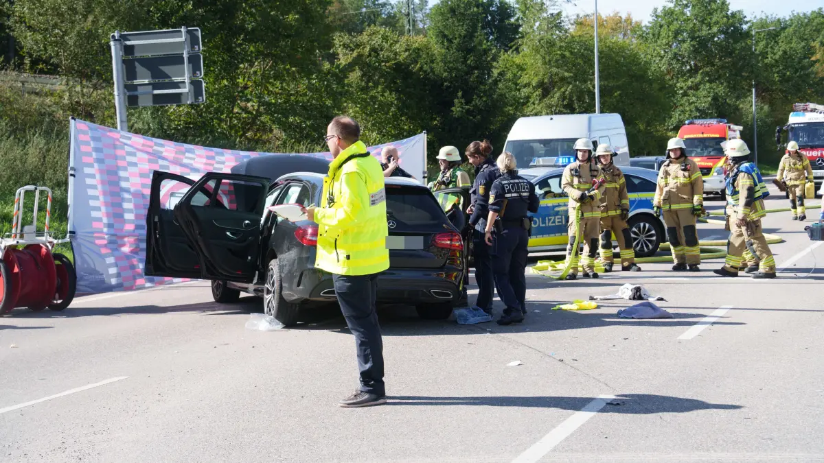 Am Samstagvormittag kam es auf der Leibnizstrasse in Boeblingen zu einem Verkehrsunfall mit zwei beteiligten Fahrzeugen.<br />
<br />
Nach ersten Informationen der Polizei wollte ein weisser Pkw aus Richtung Boeblingen kommend im Kreuzungsbereich nach links in Richtung Sindelfingen abbiegen. Zeitgleich befuhr ein Mercedes die Leibnizstrasse aus Richtung Sindelfingen beziehungsweise Autobahn kommend. Im Kreuzungsbereich kam es zur Kollision der beiden Fahrzeuge.<br />
<br />
Aufgrund der ersten Notrufmeldung, wonach von mehreren schwer verletzten Personen ausgegangen werden musste, wurde ein umfangreiches Aufgebot an Rettungskraeften alarmiert. Unter anderem kamen zwei Rettungshubschrauber zum Einsatz. Auch die Feuerwehr Boeblingen rueckte mit einem groesseren Kraefteaufgebot zur Unfallstelle aus.<br />
<br />
Nach derzeitigem Kenntnisstand wurden bei dem Unfall insgesamt drei Personen verletzt. Nach ersten Einschaetzungen sollen die Verletzungen entgegen der urspruenglichen Meldung ueberwiegend leichterer Art gewesen sein. Zwei Verletzte wurden mit den beiden Rettungshubschraubern zur weiteren medizinischen Behandlung in umliegende Kliniken geflogen.<br />
<br />
Der Kreuzungsbereich musste waehrend der Rettungs- und Bergungsarbeiten fuer laengere Zeit vollstaendig gesperrt werden. Dadurch kam es zu Verkehrsbehinderungen.<br />
<br />
Die Polizei hat die Ermittlungen aufgenommen. Gegenstand der Ermittlungen ist insbesondere der genaue Unfallhergang und die Frage, wie es zur Kollision der beiden Fahrzeuge kommen konnte.