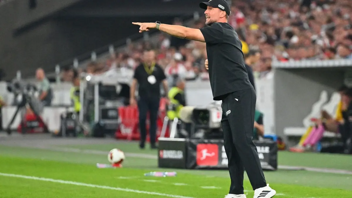 VfB Stuttgart - Borussia Dortmund: 19.09.2026, Baden-Württemberg, Stuttgart: Fußball, Männer: Bundesliga, VfB Stuttgart - Borussia Dortmund, 4. Spieltag, MHPArena. Trainer Sebastian Hoeneß (VfB Stuttgart) gestikuliert. Foto: Jan-Philipp Strobel/dpa - WICHTIGER HINWEIS: Gemäß den Vorgaben der Bundesliga bzw. des DFB Deutscher Fußball-Bund ist es untersagt, in dem Stadion und/oder vom Spiel angefertigte Fotoaufnahmen in Form von Sequenzbildern und/oder videoähnlichen Fotostrecken zu verwerten bzw. verwerten zu lassen. +++ dpa-Bildfunk +++