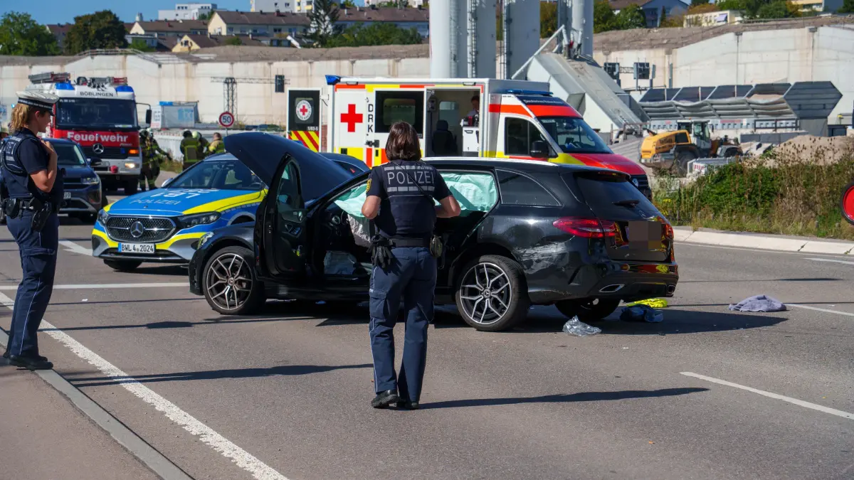 Unfall in Böblingen Am Samstagvormittag kam es auf der Leibnizstrasse in Boeblingen zu einem Verkehrsunfall mit zwei beteiligten Fahrzeugen.<br /><br />Nach ersten Informationen der Polizei wollte ein weisser Pkw aus Richtung Boeblingen kommend im Kreuzungsbereich nach links in Richtung Sindelfingen abbiegen. Zeitgleich befuhr ein Mercedes die Leibnizstrasse aus Richtung Sindelfingen beziehungsweise Autobahn kommend. Im Kreuzungsbereich kam es zur Kollision der beiden Fahrzeuge.<br /><br />Aufgrund der ersten Notrufmeldung, wonach von mehreren schwer verletzten Personen ausgegangen werden musste, wurde ein umfangreiches Aufgebot an Rettungskraeften alarmiert. Unter anderem kamen zwei Rettungshubschrauber zum Einsatz. Auch die Feuerwehr Boeblingen rueckte mit einem groesseren Kraefteaufgebot zur Unfallstelle aus.<br /><br />Nach derzeitigem Kenntnisstand wurden bei dem Unfall insgesamt drei Personen verletzt. Nach ersten Einschaetzungen sollen die Verletzungen entgegen der urspruenglichen Meldung ueberwiegend leichterer Art gewesen sein. Zwei Verletzte wurden mit den beiden Rettungshubschraubern zur weiteren medizinischen Behandlung in umliegende Kliniken geflogen.<br /><br />Der Kreuzungsbereich musste waehrend der Rettungs- und Bergungsarbeiten fuer laengere Zeit vollstaendig gesperrt werden. Dadurch kam es zu Verkehrsbehinderungen.<br /><br />Die Polizei hat die Ermittlungen aufgenommen. Gegenstand der Ermittlungen ist insbesondere der genaue Unfallhergang und die Frage, wie es zur Kollision der beiden Fahrzeuge kommen konnte.