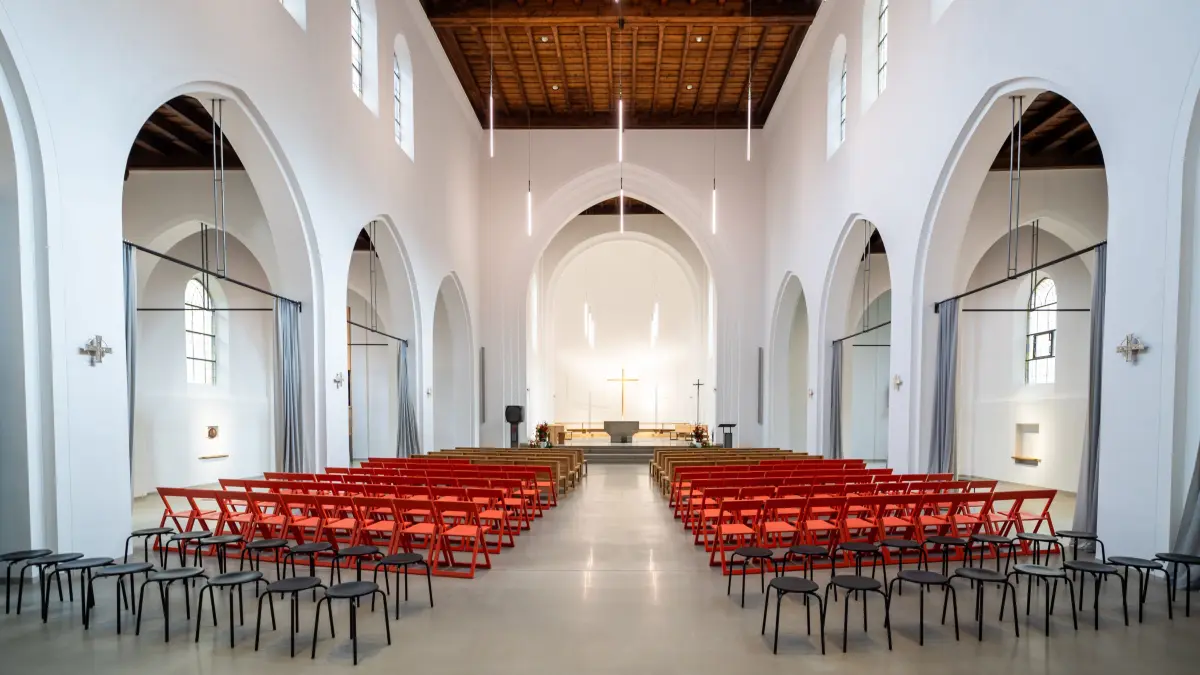 Katholische St Nikolaus Kirche Stuttgart Ost-: Stuttgart, Baden-Württemberg, 18.09.2026:
Katholische St Nikolaus Kirche Stuttgart Ost- architektonisch interessant umgebaut. Treffen und Rundgang der Bauherrschaft
Notiz: No model release. Kein Einverständnis für Werbung, keine Weitergabe an Dritte.