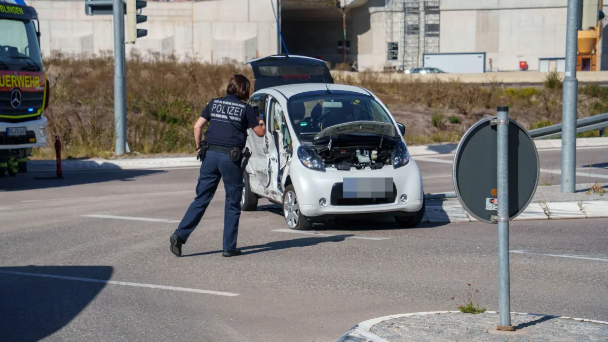 Unfall in Böblingen Am Samstagvormittag kam es auf der Leibnizstrasse in Boeblingen zu einem Verkehrsunfall mit zwei beteiligten Fahrzeugen.<br /><br />Nach ersten Informationen der Polizei wollte ein weisser Pkw aus Richtung Boeblingen kommend im Kreuzungsbereich nach links in Richtung Sindelfingen abbiegen. Zeitgleich befuhr ein Mercedes die Leibnizstrasse aus Richtung Sindelfingen beziehungsweise Autobahn kommend. Im Kreuzungsbereich kam es zur Kollision der beiden Fahrzeuge.<br /><br />Aufgrund der ersten Notrufmeldung, wonach von mehreren schwer verletzten Personen ausgegangen werden musste, wurde ein umfangreiches Aufgebot an Rettungskraeften alarmiert. Unter anderem kamen zwei Rettungshubschrauber zum Einsatz. Auch die Feuerwehr Boeblingen rueckte mit einem groesseren Kraefteaufgebot zur Unfallstelle aus.<br /><br />Nach derzeitigem Kenntnisstand wurden bei dem Unfall insgesamt drei Personen verletzt. Nach ersten Einschaetzungen sollen die Verletzungen entgegen der urspruenglichen Meldung ueberwiegend leichterer Art gewesen sein. Zwei Verletzte wurden mit den beiden Rettungshubschraubern zur weiteren medizinischen Behandlung in umliegende Kliniken geflogen.<br /><br />Der Kreuzungsbereich musste waehrend der Rettungs- und Bergungsarbeiten fuer laengere Zeit vollstaendig gesperrt werden. Dadurch kam es zu Verkehrsbehinderungen.<br /><br />Die Polizei hat die Ermittlungen aufgenommen. Gegenstand der Ermittlungen ist insbesondere der genaue Unfallhergang und die Frage, wie es zur Kollision der beiden Fahrzeuge kommen konnte.