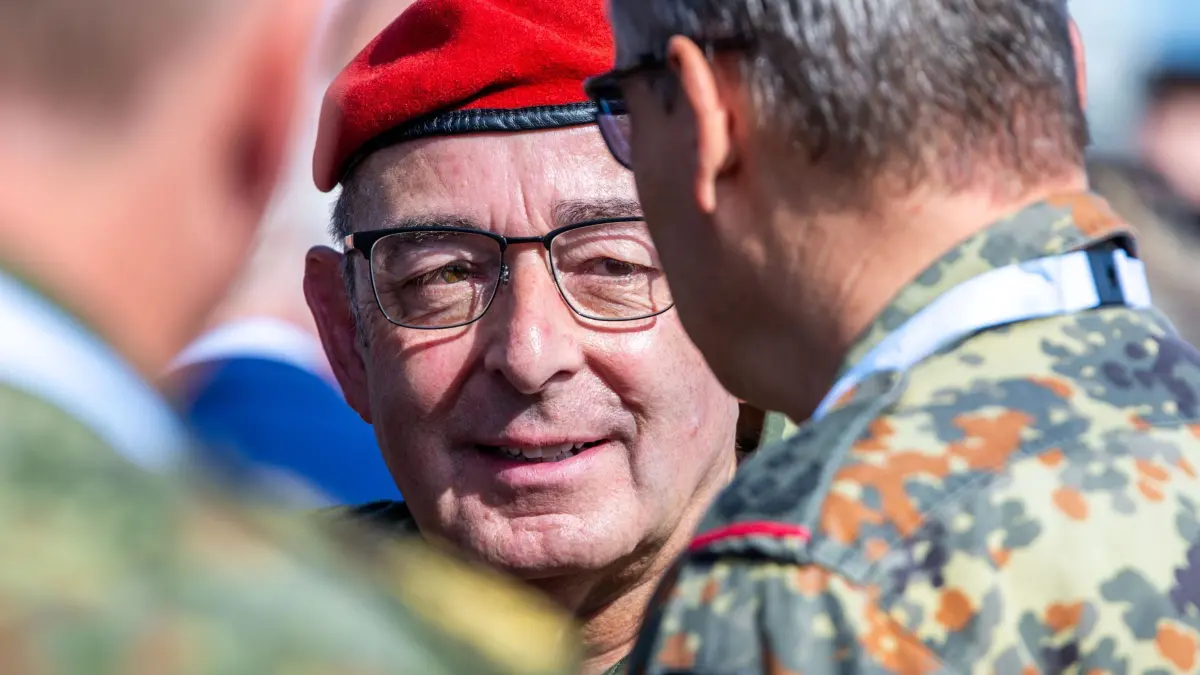 Generalinspekteur der Bundeswehr: General Carsten Breuer, Generalinspekteur der Bundeswehr, beobachtet ein Übungsszenario im Hafen. Soldaten der Bundeswehr sichern das 196 Meter lange Transportschiffs «Ark Germania» beim Beladen mit Militärtechnik im Hafengebiet ab. Im Rahmen des Militär-Manövers «Quadriga 2025» werden über 1.000 Militärfahrzeuge auf dem Seeweg nach Litauen transportiert. In diesem Jahr steht die Dimension See mit der Sicherung und dem Schutz von strategischen Seewegen und Infrastrukturen im Mittelpunkt der Übungsserie «Quadriga». (zu dpa: «General Breuer wird Vorsitzender des Nato-Militärausschusses»)