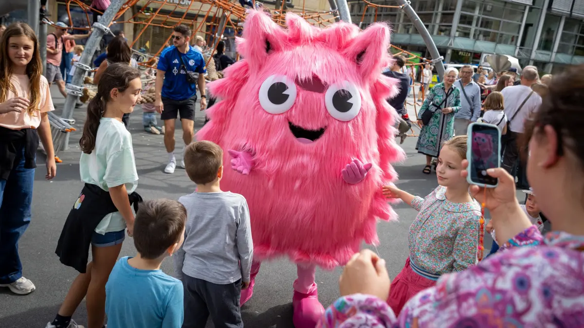 Platz der Kinderrechte: Stuttgart, Baden-Württemberg, 20.09.2026:
Auf dem Kronprinzplatz in Stuttgart-Mitte wird der „Platz der Kinderrechte“ eingeweiht
Notiz: No model release. Kein Einverständnis für Werbung, keine Weitergabe an Dritte.
