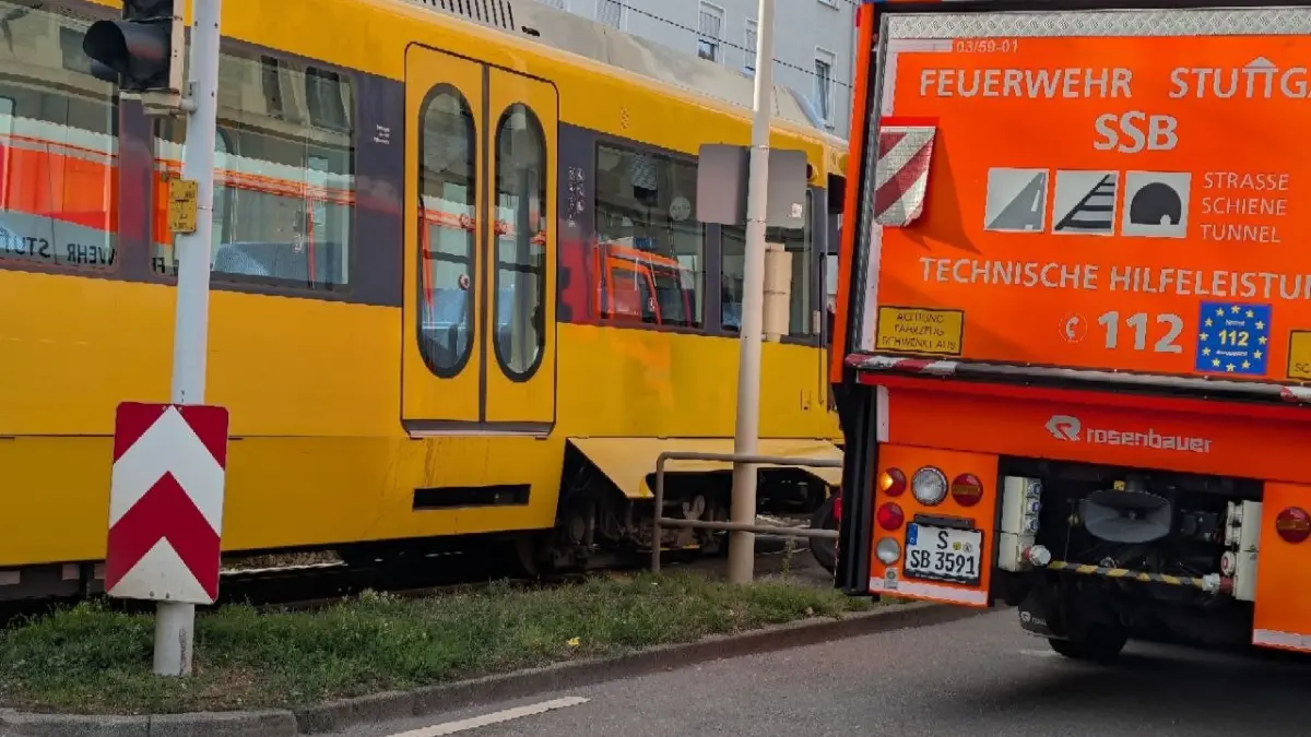 Stuttgart – Am heutigen Vormittag kam es in der Neckarstrasse zu einem Verkehrsunfall zwischen einem Pkw und einer Stadtbahn.<br />
Nach ersten Erkenntnissen wollte der Fahrer des Pkw,s von der Neckarstrasse nach links in die Werderstrasse abbiegen. Dabei soll er eine rote Ampel uebersehen haben. Gleichzeitig fuhr eine Stadtbahn in Richtung Metzstrasse durch den Kreuzungsbereich.<br />
In der Folge kam es zur Kollision zwischen dem Pkw und der Stadtbahn. Nach ersten Erkenntnissen wurde bei dem Unfall niemand verletzt.<br />
Die Einsatzkraefte waren vor Ort und kuemmerten sich um die Unfallaufnahme sowie die Absicherung der Einsatzstelle. Zur genauen Unfallursache und zur Hoehe des entstandenen Sachschadens liegen derzeit noch keine abschliessenden Informationen vor.