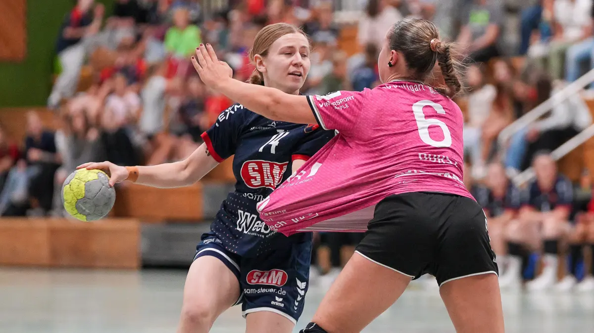 Sofia Brand (SG H2Ku Herrenberg,#14) im Duell mit Leni Durst (HSG Stuttgart-Metzingen 2,#06) ,
SG H2Ku Herrenberg vs. HSG Stuttgart-Metzingen 2, Handball, Regionalliga BW Frauen, 1.Spieltag, 2026/2027, 19.09.2026,
Foto: Eibner-Pressefoto/Daniele La Rocca