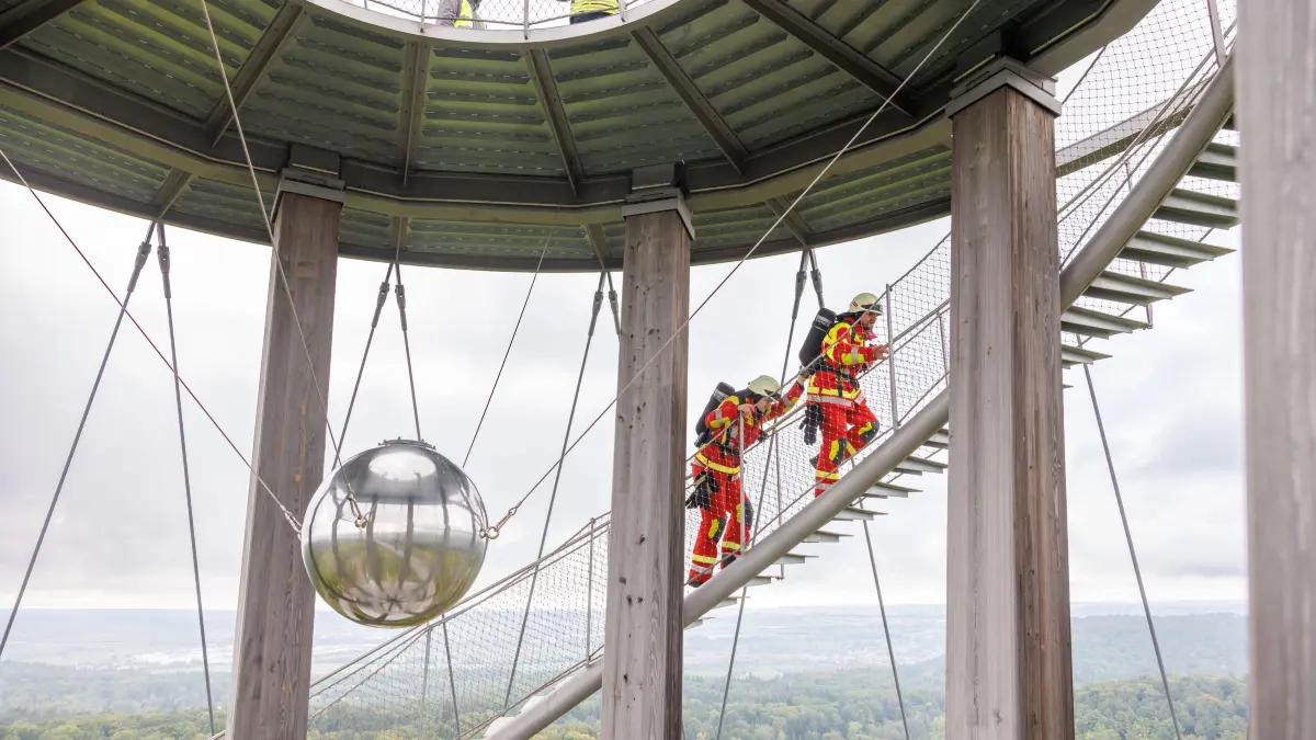 Herrenberg, Schönbuchturm, Wettrennen der etwas anderen Art: Erster Feuerwehrlauf des Kreisfeuerwehrverbandes Böblingen am Schönbuchturm in Herrenberg