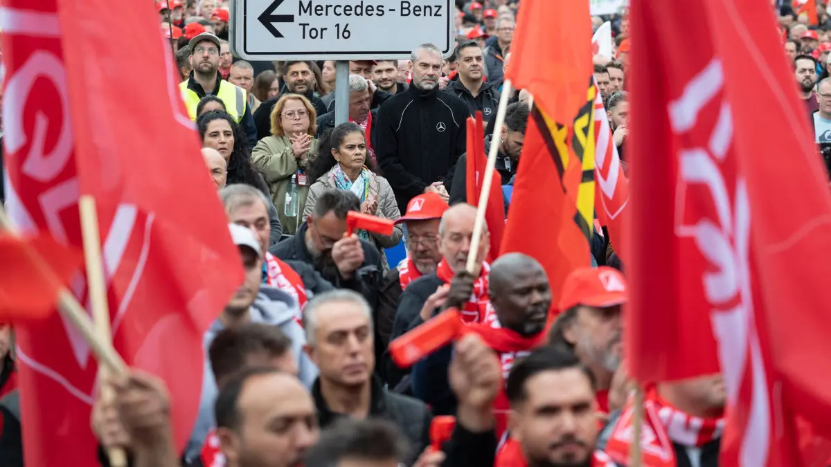 Bundesweiter Automobil-Aktionstag der IG Metall: Mitarbeitende der Mercedes-Benz AG stehen während einer Aktion der IG Metall auf einer Zufahrt zum Mercedes-Benz-Werk in Sindelfingen. (zu dpa: «IG Metall mobilisiert rund 175.000 Auto-Beschäftigte»)