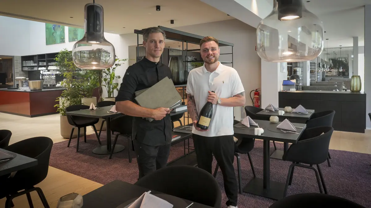 Affalterbach: Affalterach - #gastro Gastrotest der Woche: Wie schmeckt es bei Aufrecht & Melcher, wo der frühere Sternekoch David Höller am Herd steht? Hotel Das Affalterbach, Benzstraße. Im Bild: küchenchef David Höller (schwarzes Hemd) und Stefan Finster (weisses Hemd)