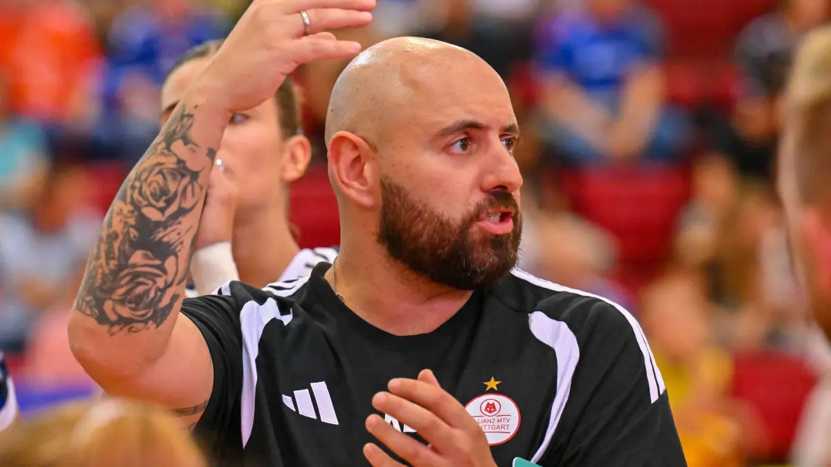 Volleyball Testspiel Allianz MTV Stuttgart vs VC Kanti Schaffhausen 12.09.2026 Testspiel, Volleyball, Damen, Saison 2026/2027, Allianz MTV Stuttgart in Blau, gegen VC Kanti Schaffhausen CH, schwarz, Stuttgarts Trainer Konstantin Bitter, *** Volleyball Exhibition Match: Allianz MTV Stuttgart vs. VC Kanti Schaffhausen, September 12, 2026 Exhibition Match, Volleyball, Women s, 20262027 Season Allianz MTV Stuttgart in blue vs. VC Kanti Schaffhausen CH in black Stuttgart s coach, Konstantin Bitter, Copyright: xBEAUTIFULxSPORTS/TomxBlochx