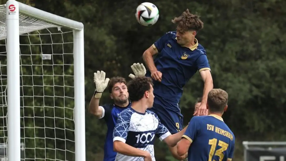 Fußball, Bezirksliga, TSV Heimsheim gegen TSV Münchingen, Lino Widmaier (Heimsheim/Mi.), im Tor Feldspieler Steffen Butz (Merklingen)
