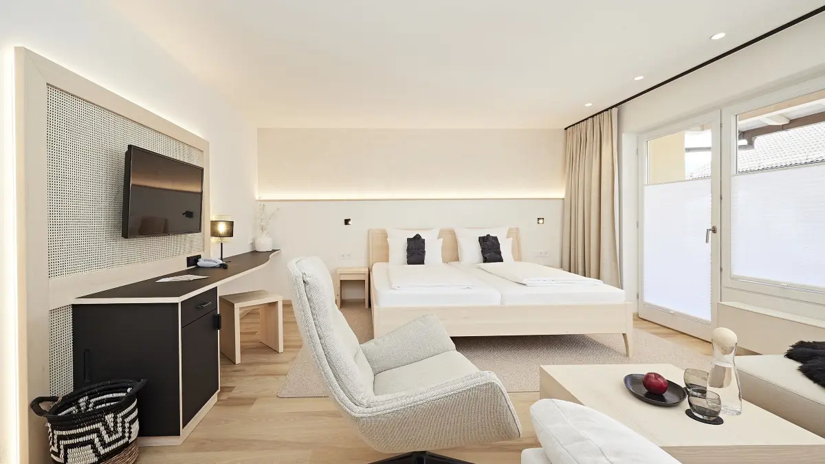 Zeitlos modern und lichtdurchflutet: Das Doppelzimmer Widderstein.