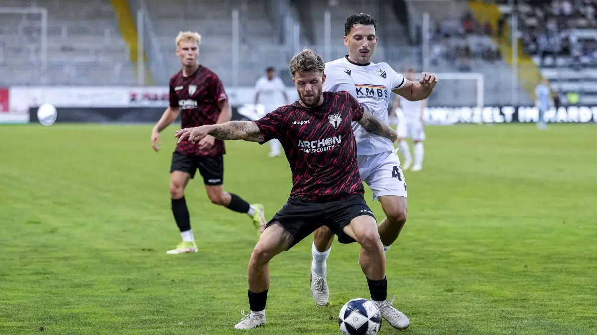 v.li.: David Kammerbauer SGV, 3, Arianit Ferati SVS, 47, Zweikampf, Spielszene, Duell, duel, tackle, tackling, Dynamik, Action, Aktion, 08.09.2026, Sandhausen Deutschland, Fussball, Regionalliga Südwest, SV Sandhausen - SGV Heilbronn-Freiberg *** v li David Kammerbauer SGV, 3, Arianit Ferati SVS, 47, tackle, game scene, duel, tackle, tackling, dynamism, action, 08/09/2026, Sandhausen, Germany, soccer, Regionalliga Südwest, SV Sandhausen, SGV Heilbronn Freiberg xozx
