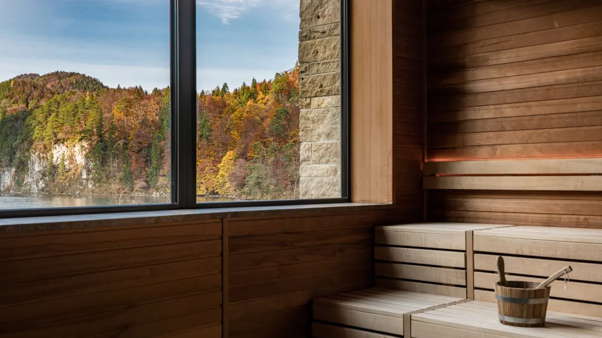 Im 4 elements spa by Althoff sorgen drei Saunen mit Blick auf die herbstliche Landschaft für wohltuende Wärme und entspannte Momente.