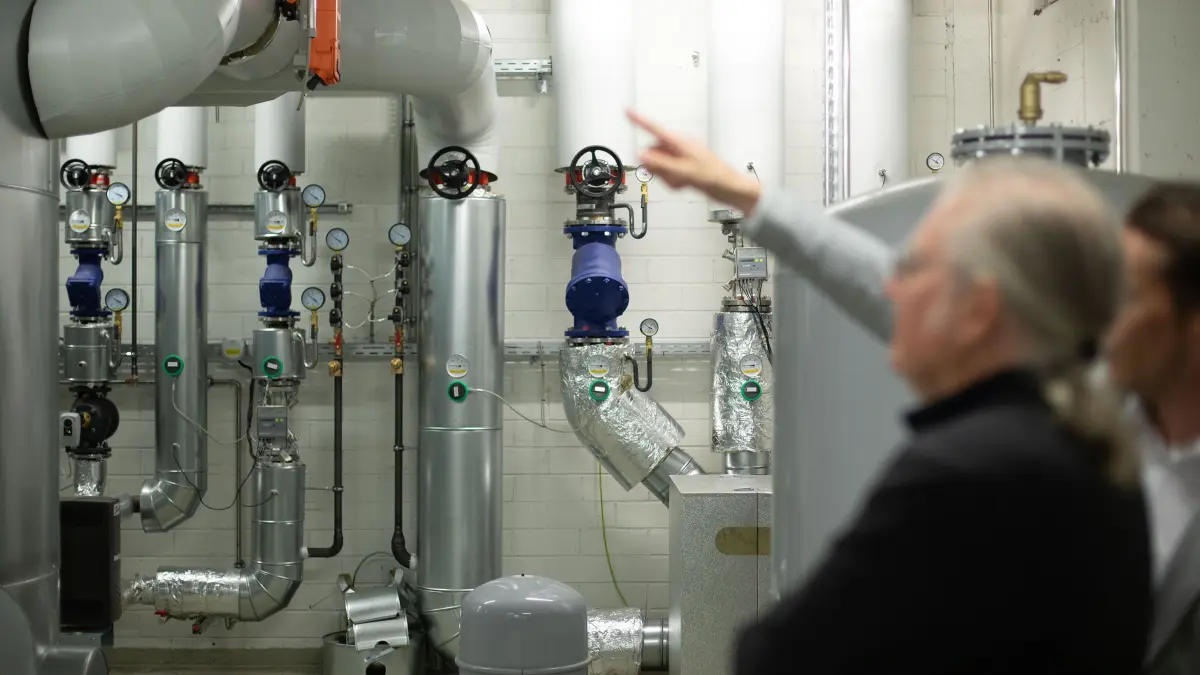 Die städtische it.schule und Gebäude der Dekra sollen künftig mit Abwärme aus einem Rechenzentrum versorgt werden. Es ist der Startschuss für ein Wärmenetz im Synergiepark Stuttgart. : Wärmenetz Synargie Park Vaihingen.