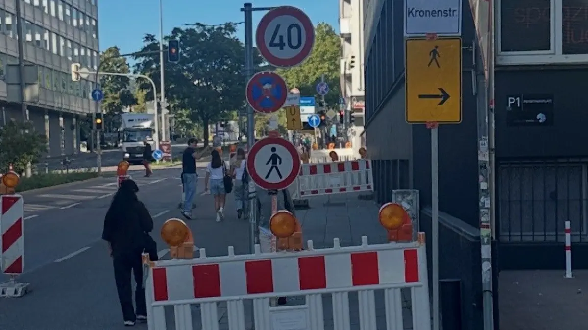 An der Baustelle auf dem Gehweg in der Kriegsbergstraße weichen viele Fußgänger lieber auf die Fahrbahn aus, statt den mehrere Hindert Meter lange Umweg zu nehmen.