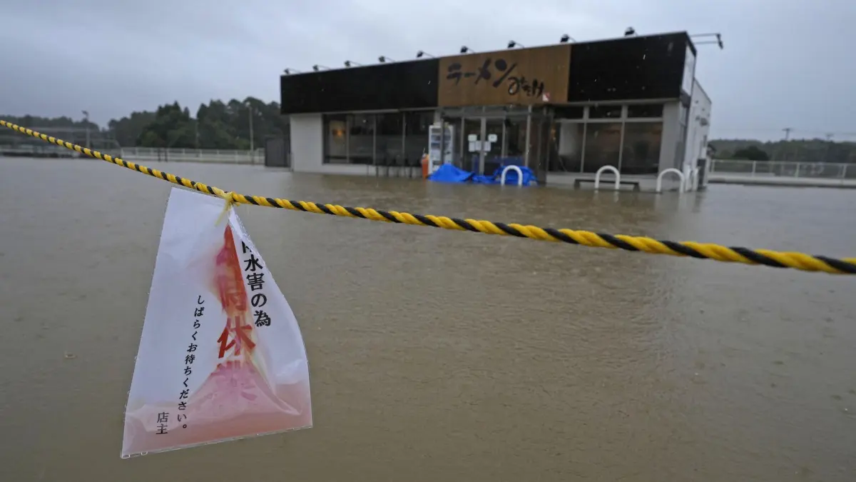 Taifun nähert sich Ostjapan: 21.09.2026, Japan, Oamishirasato: In Oamishirasato in der Präfektur Chiba im Osten Japans wurde ein Ramen-Restaurant überschwemmt, nachdem es im Zuge des herannahenden Taifuns Dujuan zu starken Regenfällen gekommen war. Foto: -/kyodo/dpa +++ dpa-Bildfunk +++