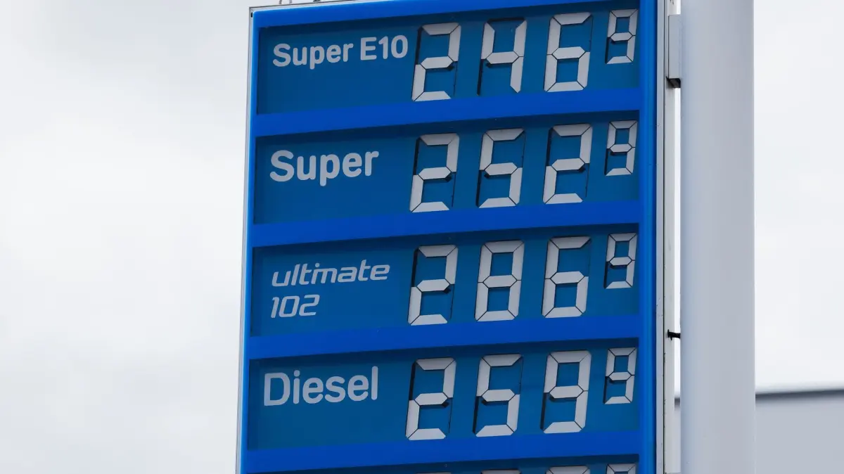 Kraftstoffpreise: Die aktuellen Kraftstoffpreise werden an der Anzeigetafel einer Tankstelle angezeigt. (zu dpa: «Spritpreis übers Wochenende gesunken»)