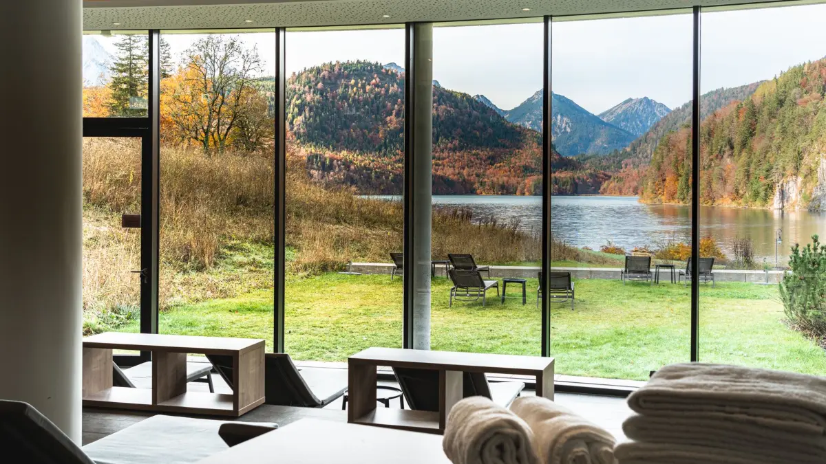 Ein Pool mit Wasserfall, drei Saunen und das Bergpanorama vor Augen: Im 4 elements spa by Althoff wird Wellness zur Allgäuer Auszeit.