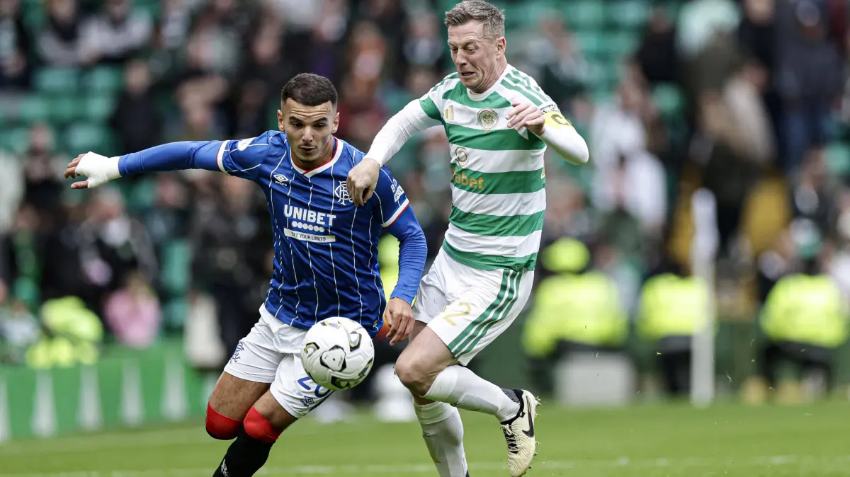Setzt sich durch: Flügelspieler Badredine Bouanani von den Rangers (links) gegen Callum McGregor von Celtic Glasgow.