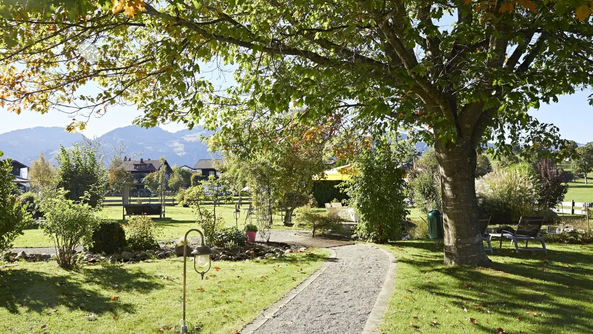 Naturgenuss mit Bergblick: Buntes Laub im weitläufigen Hotelgarten.