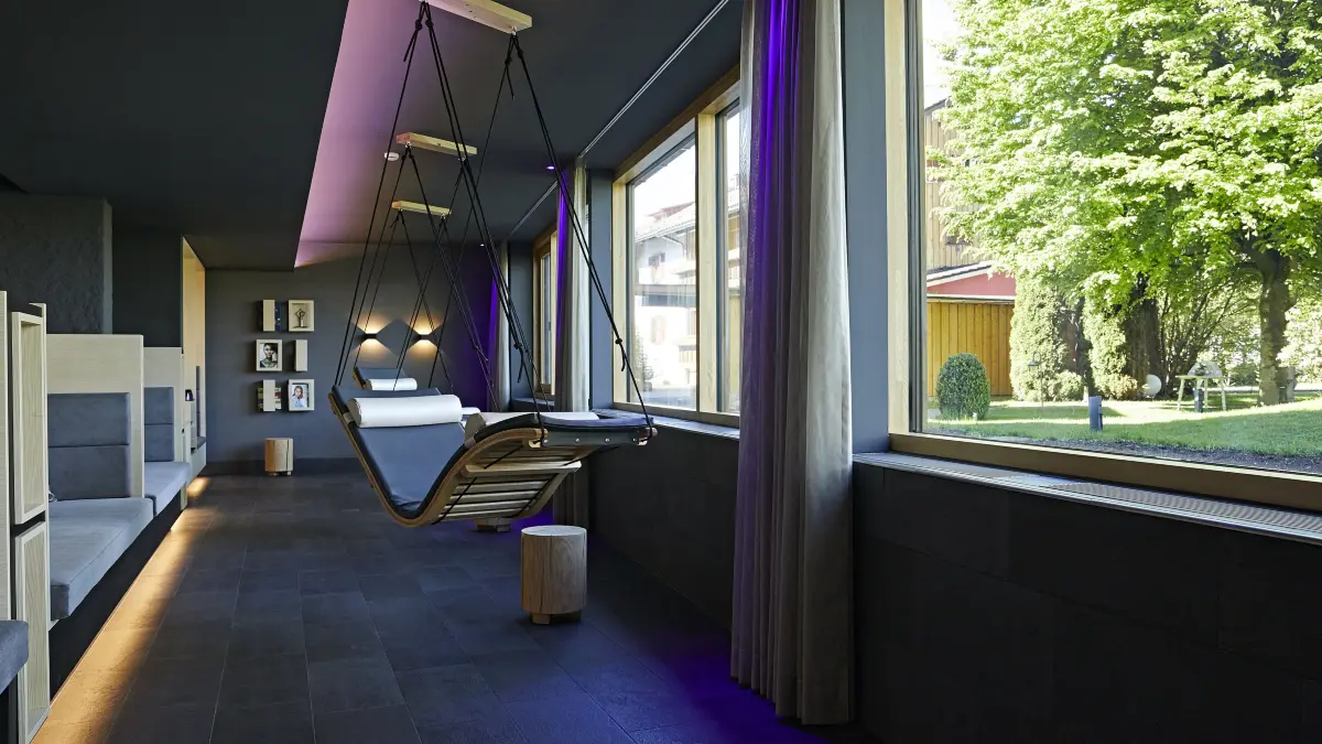 Entspannter Rückzugsort: Die Wellness-Hängeliege mit Gartenblick.