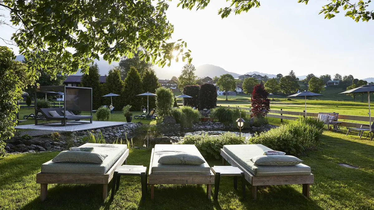 Die großzügige Liegewiese im Garten des Hotel Rosenstock.