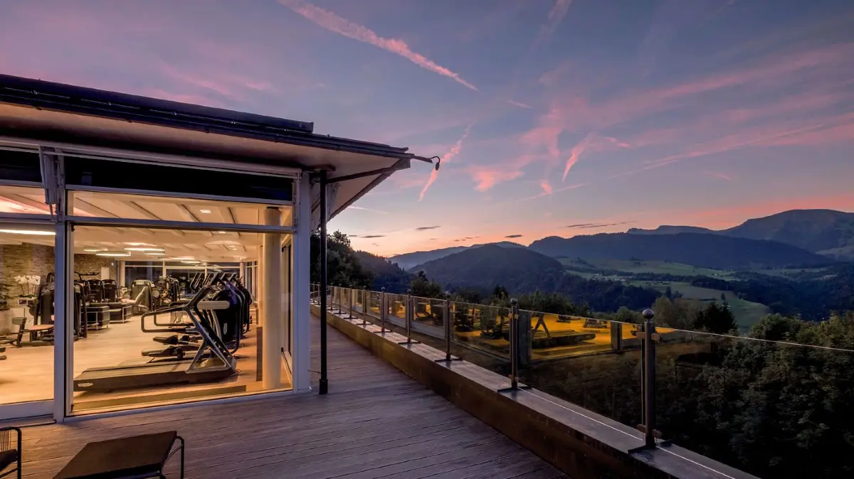 Kraft tanken mit Aussicht – die 235 Quadratmeter große Fitnesswelt mit Panoramablick auf die Allgäuer Alpen bietet den idealen Rahmen für ein Training, das Körper und Kopf gleichermaßen guttut.