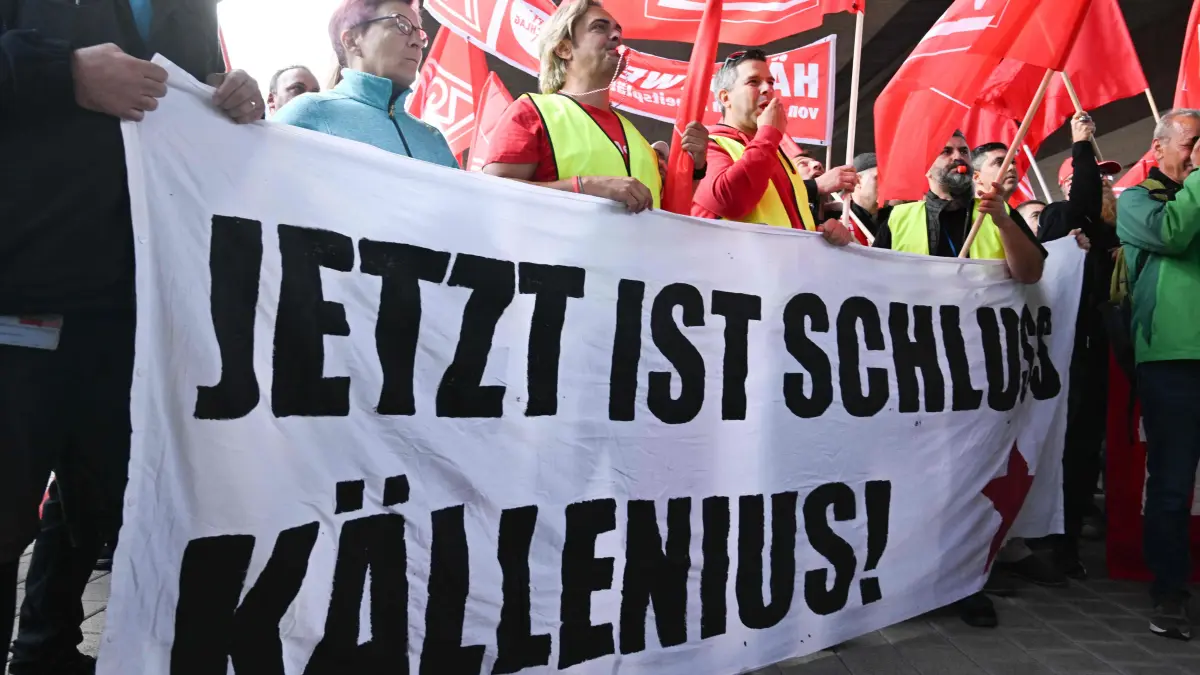 GERMANY-ECONOMY-LABOUR-UNIONS-PROTEST: Employees of German car producer Mercedes-Benz attend a rally organized by German metal workers' union IG Metall and hold a banner reading "Now it's over, Kaellenius!", addressing the Mercedes Benz CEO Ola Kaellenius, in front of the company’s headquarters in Stuttgart, southern Germany on September 21, 2026. The metalworkers' IG Metall union has called for nationwide protests at manufacturers and suppliers in the automotive industry, claiming government and management action to protect jobs and factories as the car industry hits crisis point. (Photo by THOMAS KIENZLE / AFP)