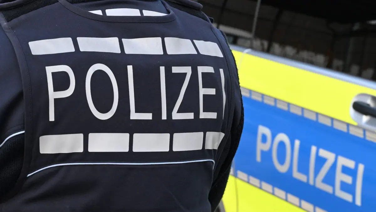Polizei: Der Schriftzug «Polizei» ist auf einem Einsatzfahrzeug und auf der Dienstkleidung der Polizei aufgebracht. (zu dpa: «15-Jähriger getötet - öffentliche Fahndung nach zwei Männern»)