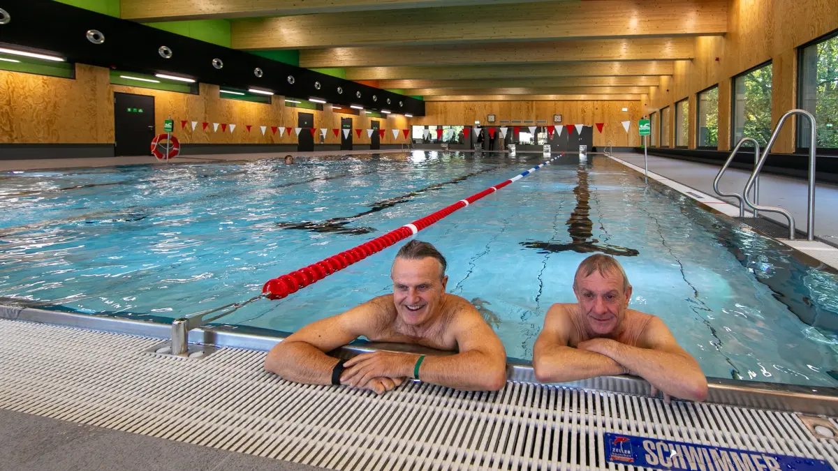 Zuffenhausen Aquabox: Eröffnung des europaweit ersten mobilen Hallenbads „AQUABOX“, in Holzbauweise in Stuttgart Zuffenhausen. Wasser ist schon drin, Leute schwimmen auch drin. OB Frank Nopper Andreas Hofer, Intendant der Internationalen Bauausstellung (IBA'27anwesend, r Bezirksvorsteher von Stuttgart-Zuffenhausen ist Saliou Gueye, Joachim Mayer von der pool out of the box GmbH <br> Herr Tillmanns von 4a Architekten und ) <br><br>FOTO CHRISTIAN HASS