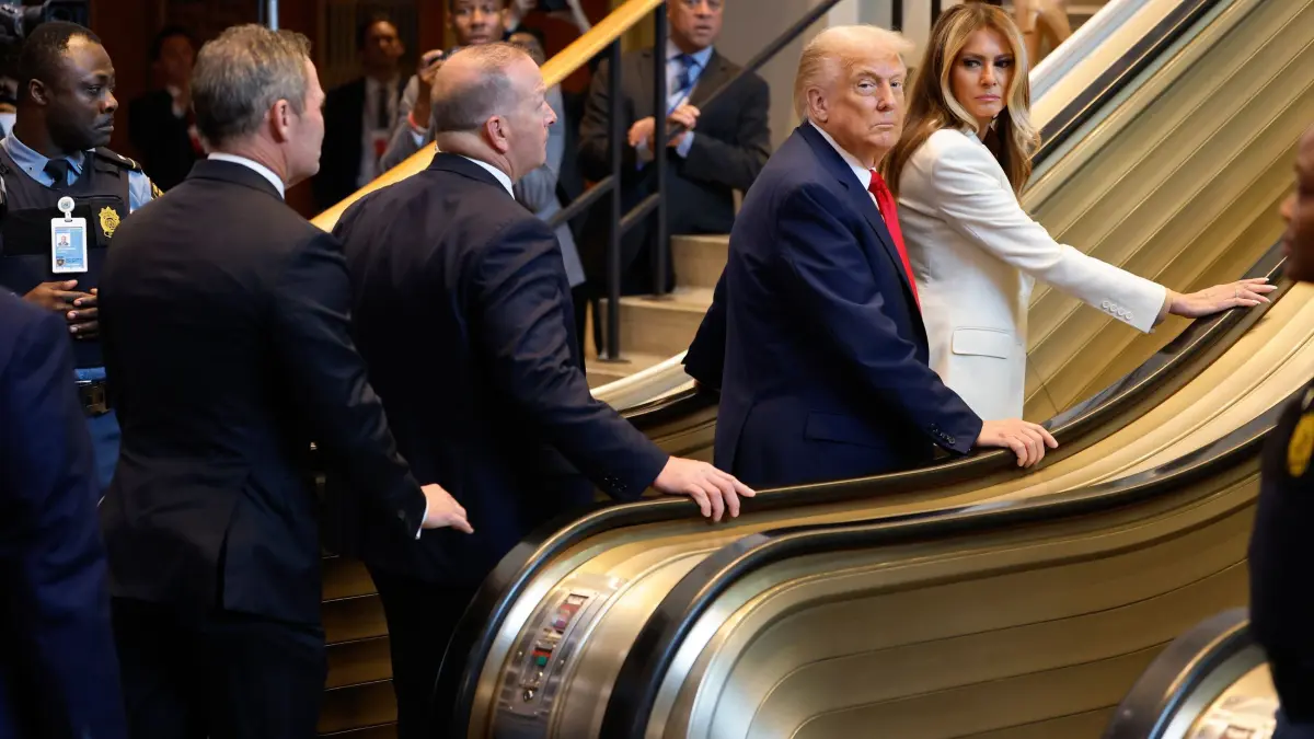 Vor Trump-Rede - UN: Rolltreppe mehrfach kontrolliert: ARCHIV - 23.09.2025, USA, New York: US-Präsident Donald Trump und First Lady Melania Trump treffen zur Generaldebatte der UN-Vollversammlung im UN-Hauptquartier ein und gehen auf eine Rolltreppe. Das «Rolltreppen-Gate» soll sich dieses Jahr nicht wiederholen. (zu dpa: «Vor Trump-Rede – UN: Rolltreppe mehrfach kontrolliert») Foto: Stefan Jeremiah/AP/dpa +++ dpa-Bildfunk +++