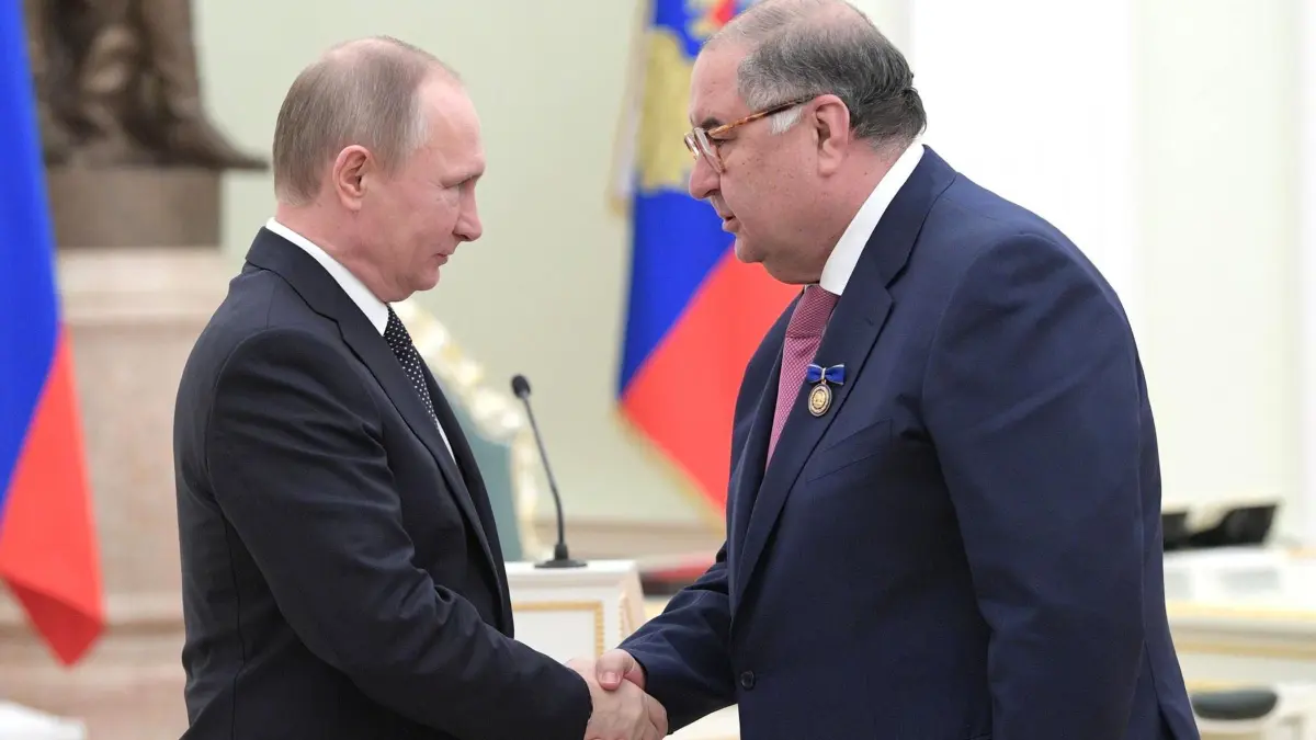 Wladimir Putin und Alischer Usmanow: Präsident Wladimir Putin, Präsident von Russland, überreicht Alischer Usmanow, dem Gründer der USM Holdings Gruppe, den Orden für Beneficence (Wohltätige Zwecke) während einer Zeremonie im Kreml. (zu dpa: «EU hebt Sanktionen gegen russische Milliardäre auf»)
