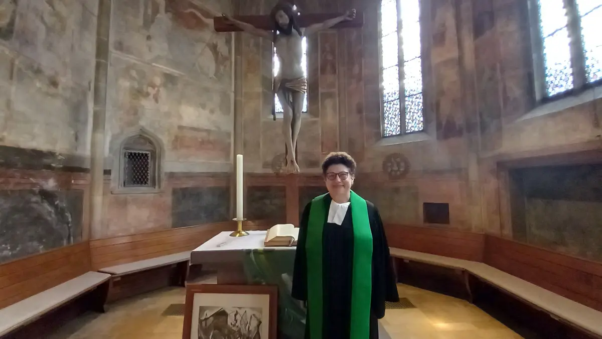 Pfarrerin Angelika Hammer mit ihrer Collage in der Dionysiuskirche in Schmiden.