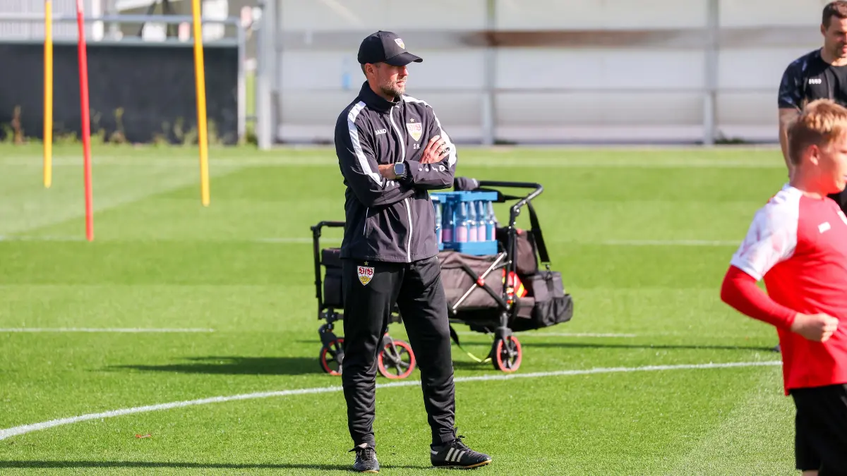 BAU // 22.09.2026, Deutschland, Stuttgart, Fußball VfB Stuttgart Training, VfB Trainer Sebastian Hoeneß