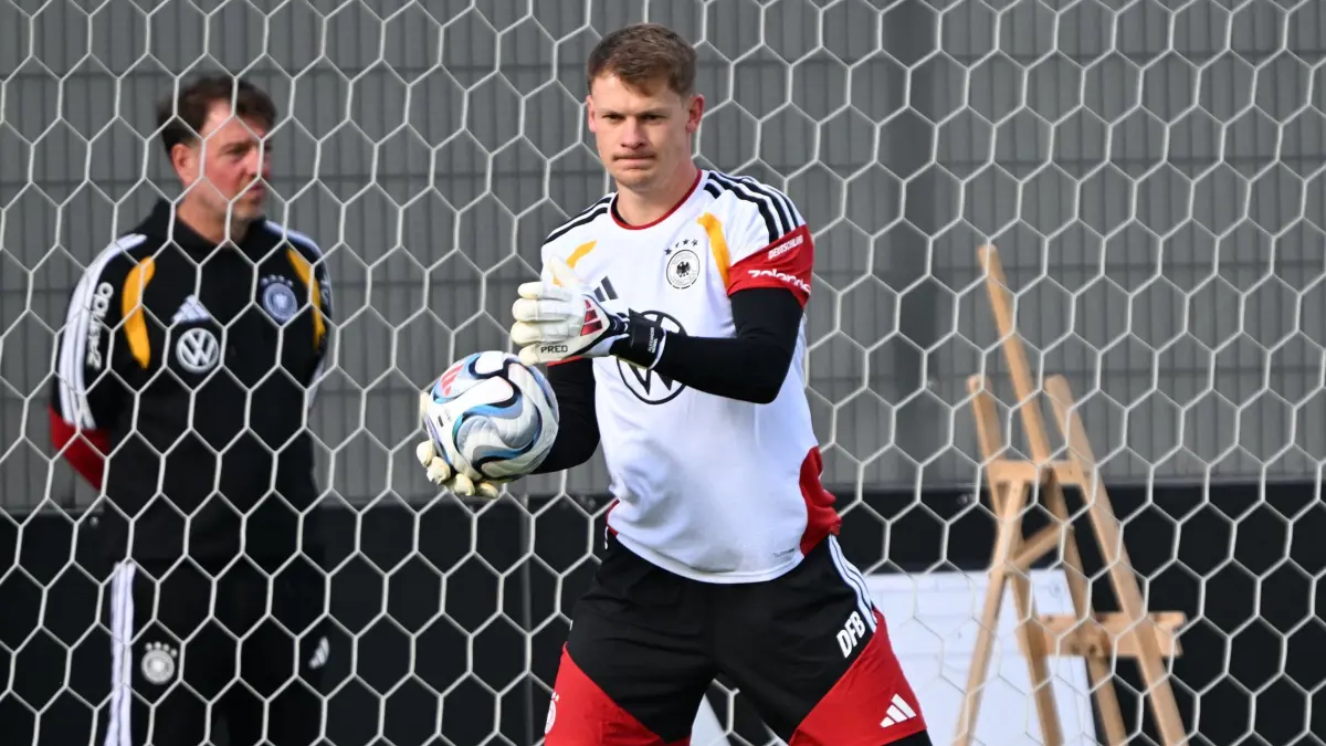 Fußball-Nationalmannschaft: Training: 22.09.2026, Bayern, Herzogenaurach: Fußball: Nationalmannschaft, Training vor dem ersten Nations-League-Spiel gegen die Niederlande. Torhüter Alexander Nübel (Deutschland) am Ball. Foto: Federico Gambarini/dpa +++ dpa-Bildfunk +++