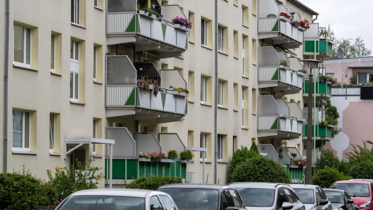 Wohnungen mit Balkon in einem Mehrfamilienhaus der Wohnungsgenossenschaft Köpenick Nord in der Lahmertstraße.