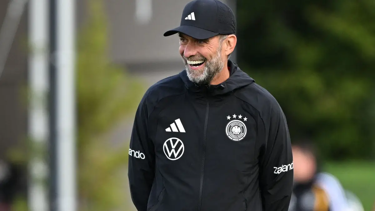 Fußball-Nationalmannschaft: Training: 22.09.2026, Bayern, Herzogenaurach: Fußball: Nationalmannschaft, Training vor dem ersten Nations-League-Spiel gegen die Niederlande. Bundestrainer Jürgen Klopp (Deutschland) lacht während des Trainings. Foto: Federico Gambarini/dpa +++ dpa-Bildfunk +++
