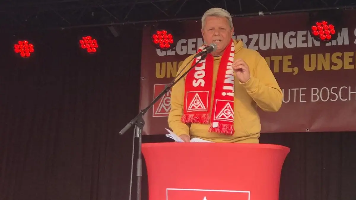 Bosch-Betriebsratschef Frank Sell sprach bei der Protestaktion in Feuerbach.