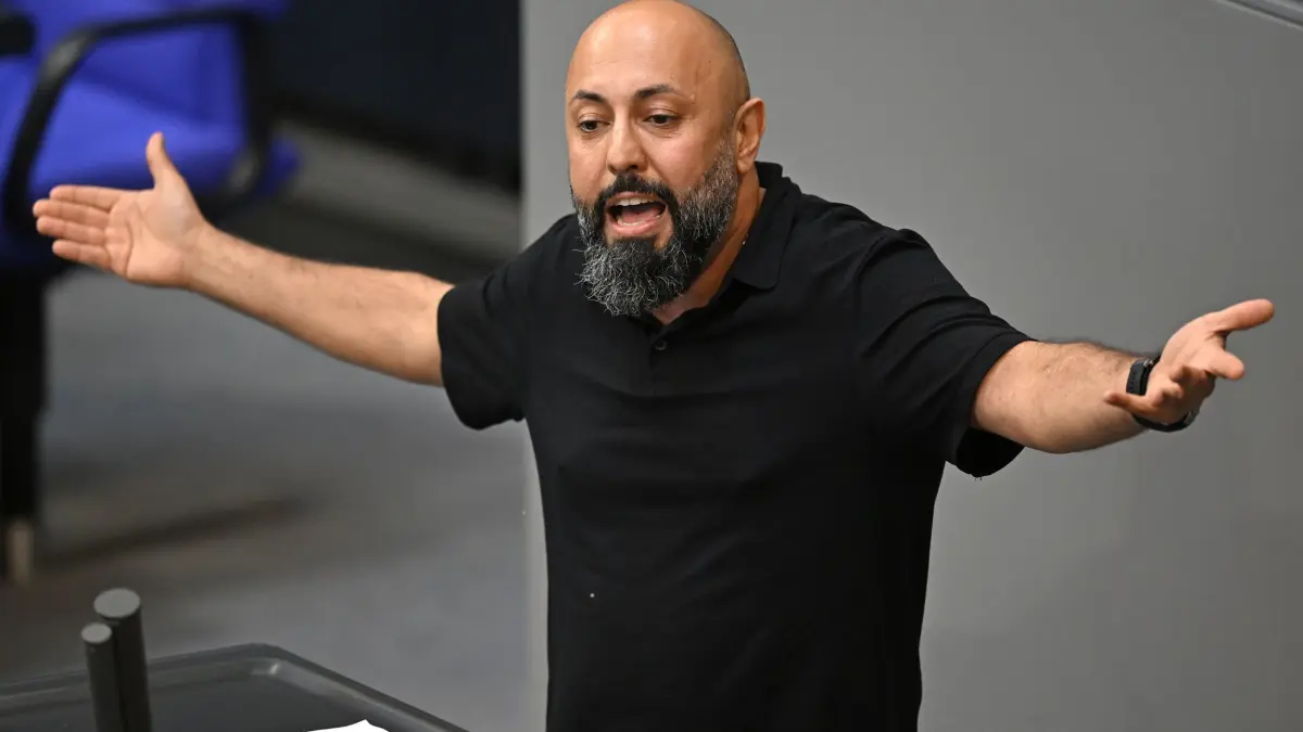 Bundestag: Ferat Kocak (Die Linke) spricht im Plenarsaal im Bundestag zum Thema „Einwanderung in das Sozialsystem, Sozialleistungsmissbrauch.“ (zu dpa: «Linke-Politiker chattet mit Clan-Mitglied - deutliche Kritik»)
