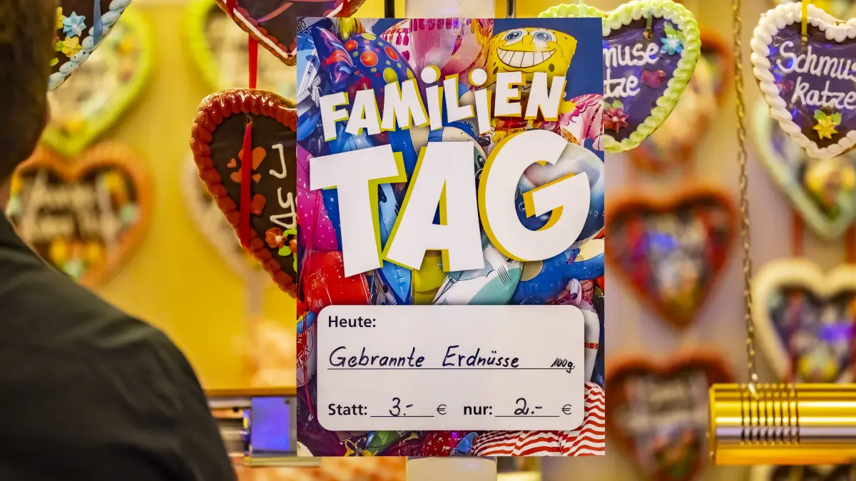 Erfolgsmodell Familientag. Doch die Schausteller sind mit ihren Rabatten eher knausrig. 175. Stuttgarter Volksfest auf dem Cannstatter Wasen. // 08.10.2022: DEU, Deutschland, Baden-Württemberg, Stuttgart. *** Success model Family Day But the showmen are rather stingy with their discounts 175 Stuttgarter Volksfest auf dem Cannstatter Wasen 08 10 2022 DEU, Germany, Baden Württemberg, Stuttgart