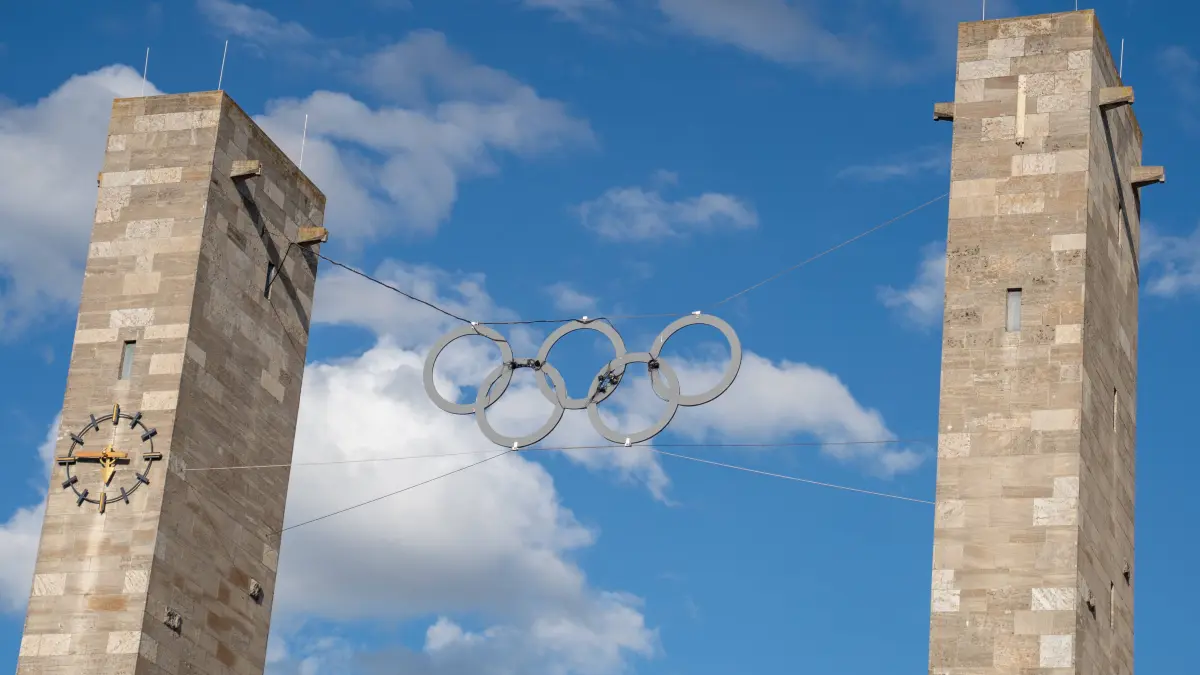 Olympische Ringe zwischen den Türmen am Olympischen Tor des Olympiastadions Berlin. Symbolbild zur geplanten Bewerbung Berlins und Deutschlands um die Austragung zukünftiger Olympischer und Paralympischer Spiele. *** Olympic rings between the towers at the Olympic Gate of the Berlin Olympic Stadium illustrative image for Berlin and Germanys planned bid to host future Olympic and Paralympic Games Copyright: xSvenxHeidmannx