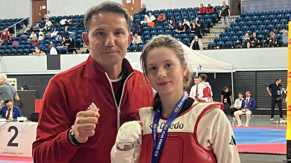 Erva Ayse Baygün präsentiert nach ihrem starken Auftritt bei den German Open ihre Bronzemedaille gemeinsam mit ihrem Trainer.